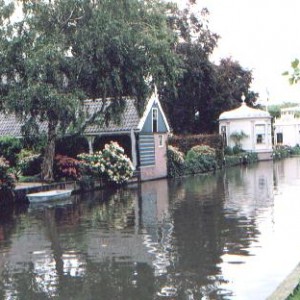 Olanda, paesaggio di acqua, vento e fiori.