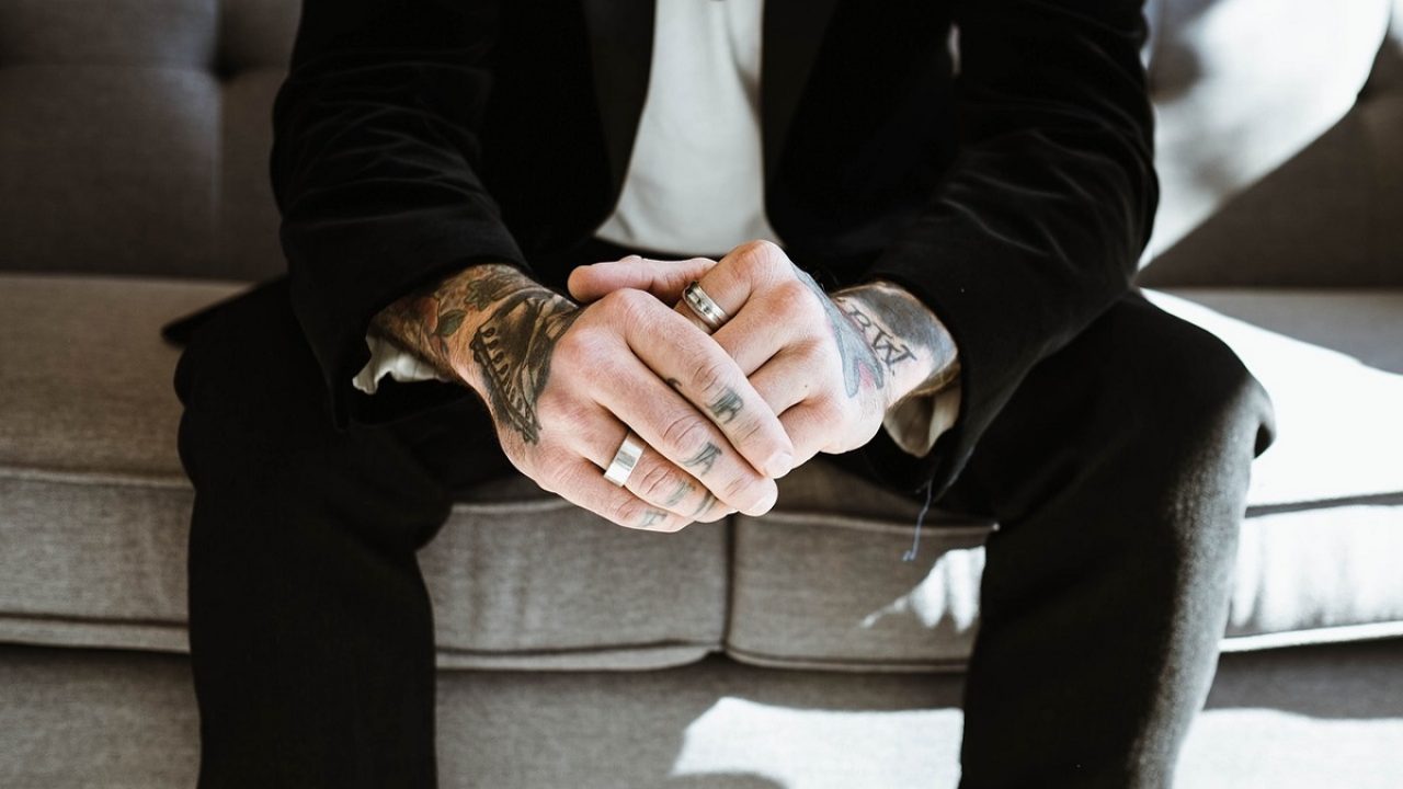 Anello uomo Xuxuou creativo alla moda a forma di piuma apertura regolabile maschio lega anello dito ornamento 1PCS 