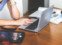 Cambiare consegna amazon ragazza sul computer