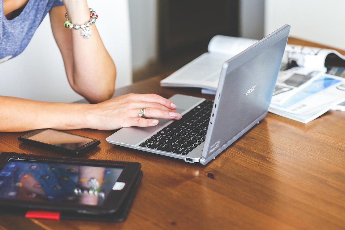 Cambiare consegna amazon ragazza sul computer